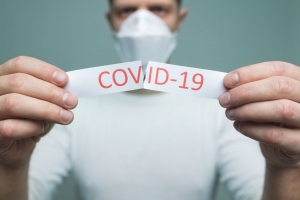 man wearing a respiratory mask holding the coronav D365H9X